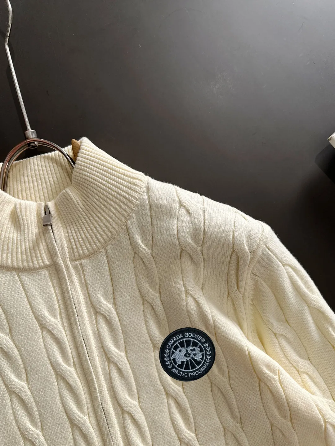 Next day shipping P460 Big Goose 2025 official website latest winter sweater, popular items are on sale at the counter simultaneously! Specially made of wool blended fabric. It feels comfortable and can be directly in contact with the skin. The logo badge is exquisitely embroidered, which is extremely eye-catching! The details highlight the fashionable charm of big brands. Exquisite workmanship. Three-dimensional cutting style. The wearing effect is invincible and handsome! All three standards are complete! Size: M-3XL